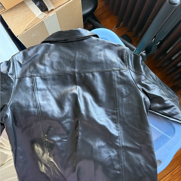 Black Lightweight Leather Jacket with Full-Length Zipper and Classic Design - Picture 9 of 12